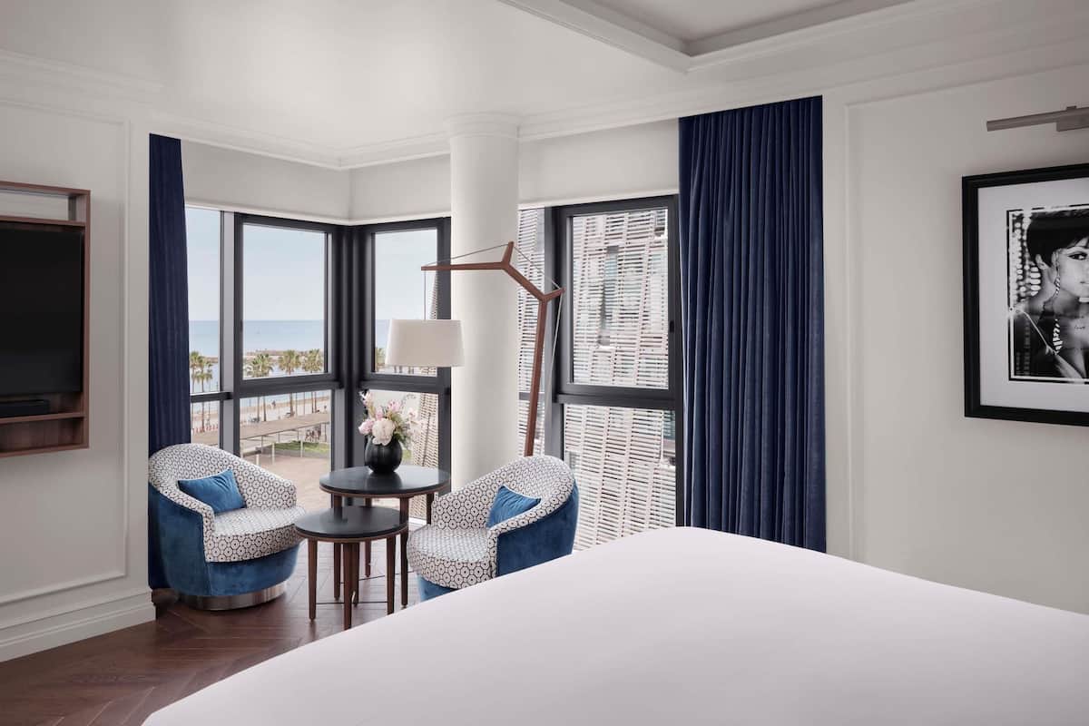 Hypo-allergenic bedding, minibar, in-room safe, soundproofing