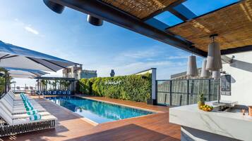 Piscine extérieure, chaises longues