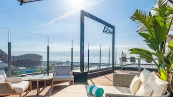 Una piscina al aire libre, tumbonas