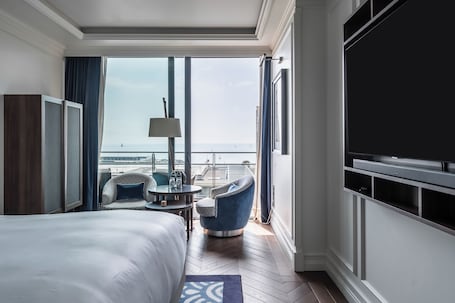 Hypo-allergenic bedding, minibar, in-room safe, soundproofing. Sofitel Barcelona Skipper