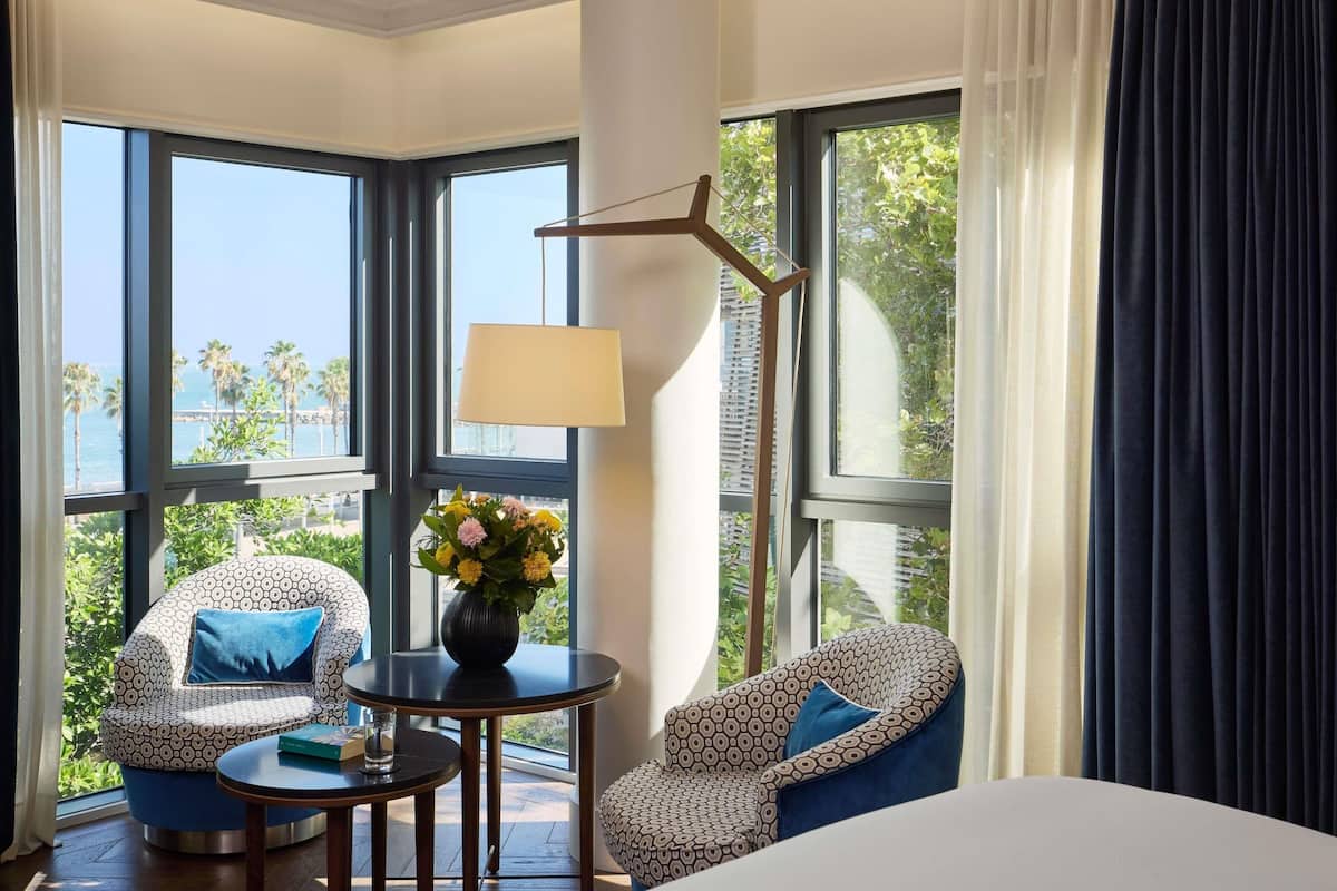 Premium Room, 1 King Bed, Ocean View | Hypo-allergenic bedding, minibar, in-room safe, soundproofing