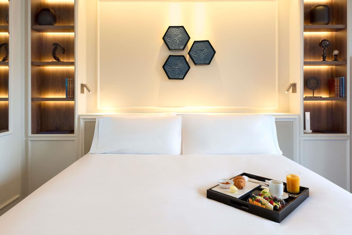 Roba de llit hipoal·lergògena, minibar i caixa forta a l'habitació