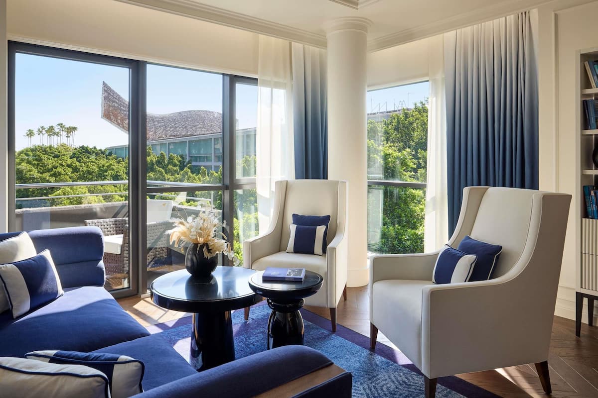 Suite Junior, 1 très grand lit (with a Living room)