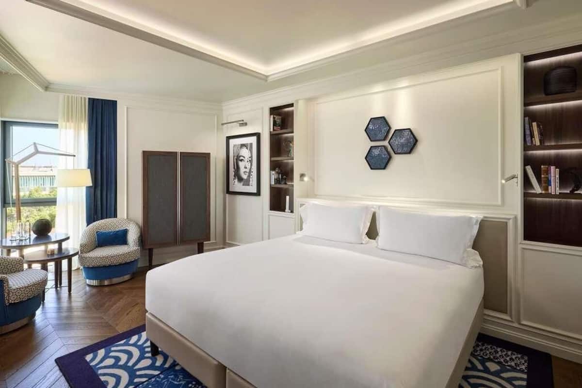 Premium Room, 1 King Bed, Garden View | Hypo-allergenic bedding, minibar, in-room safe, soundproofing