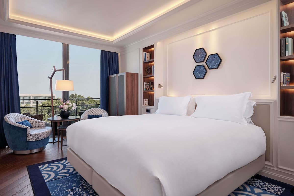 Hypo-allergenic bedding, minibar, in-room safe, soundproofing