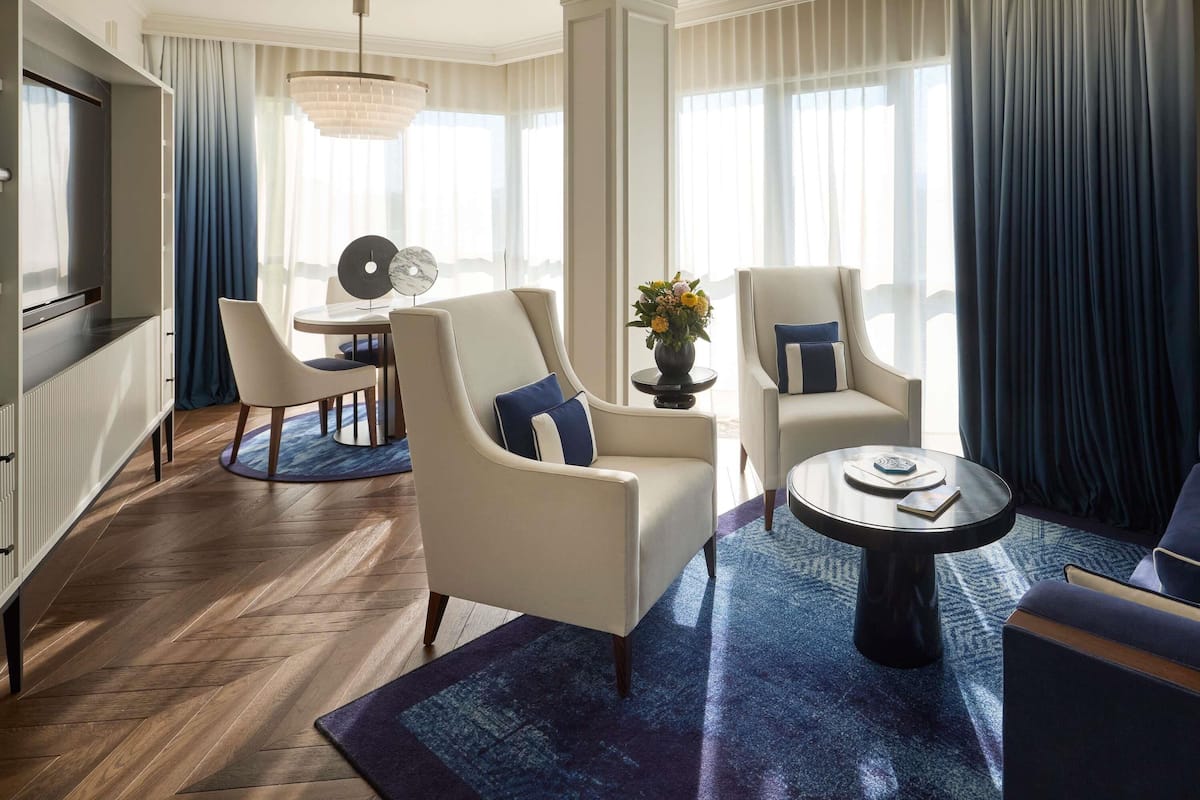 Prestige Suite, 1 King Bed. | Peralatan tempat tidur hipoalergenik, bar mini, peti besi dalam bilik