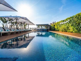 Kolam renang outdoor, dengan kursi berjemur