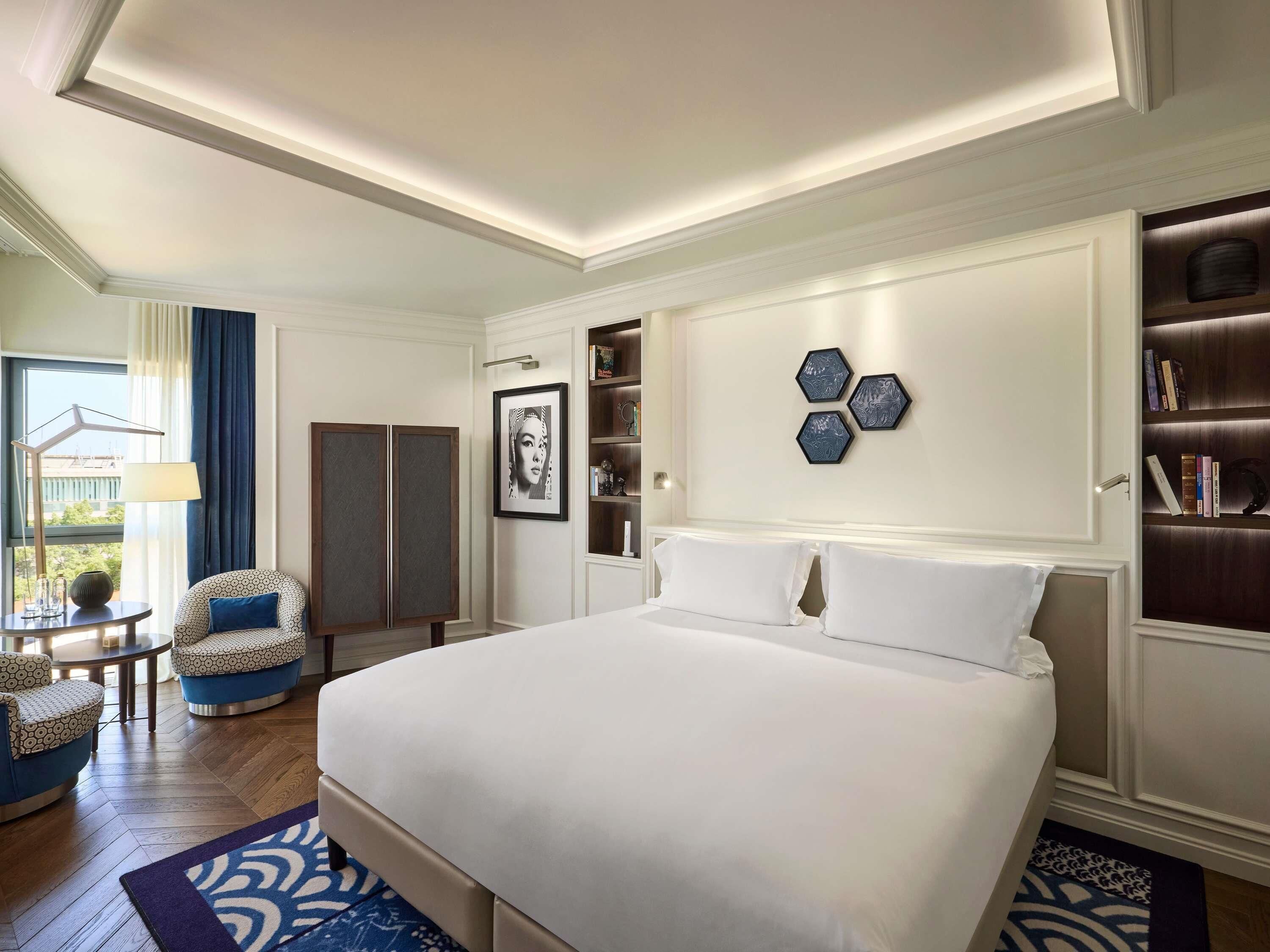 Premium Room, 1 King Bed, Garden View | Hypo-allergenic bedding, minibar, in-room safe, soundproofing