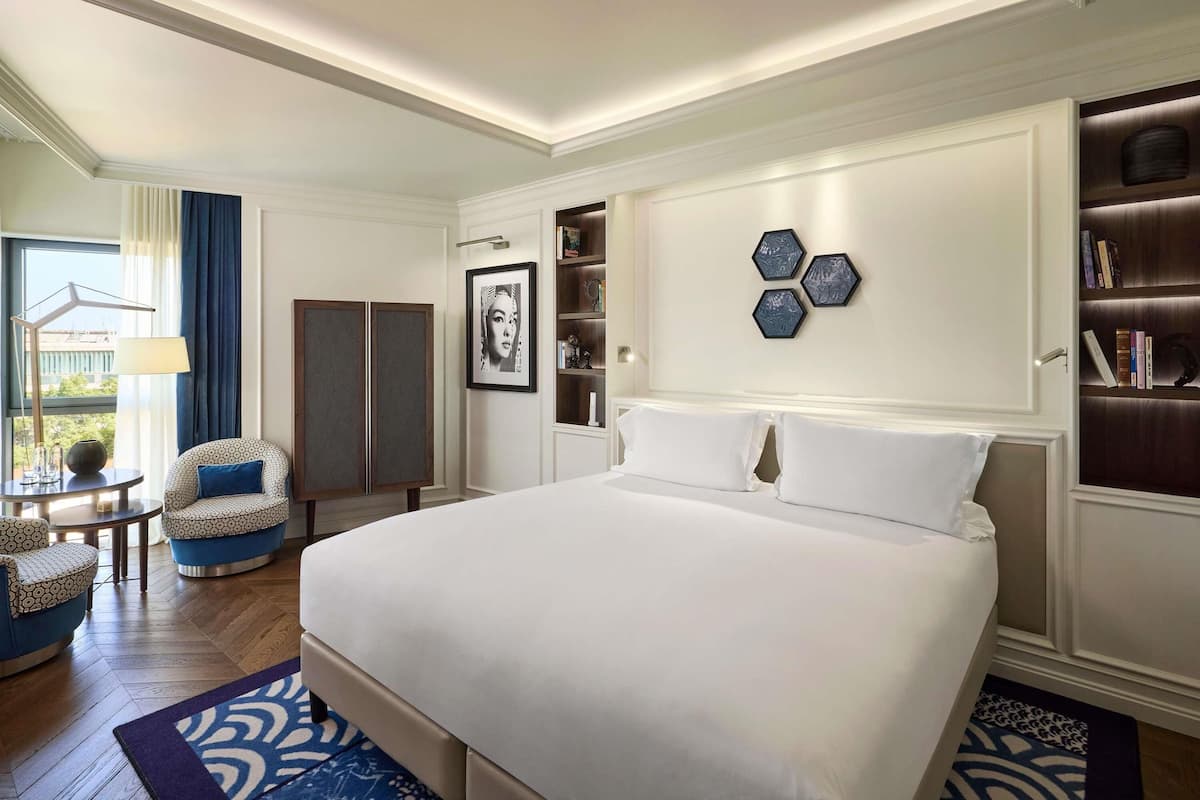 Premium Room, 1 King Bed, Garden View | Hypo-allergenic bedding, minibar, in-room safe, soundproofing