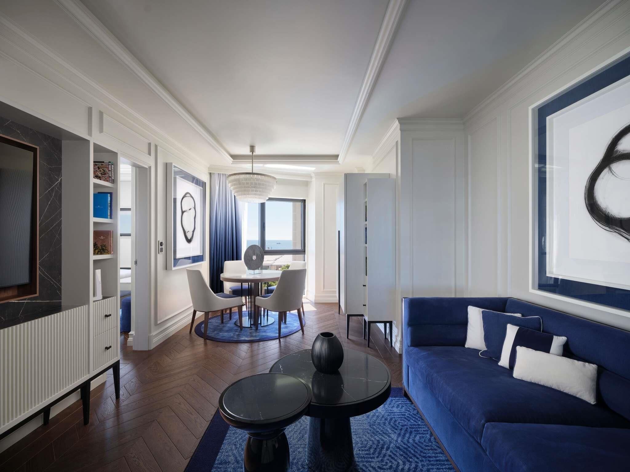 Prestige Suite with living room and Sea View | Allergitestet sengetøy, minibar, safe på rommet og lydisolert