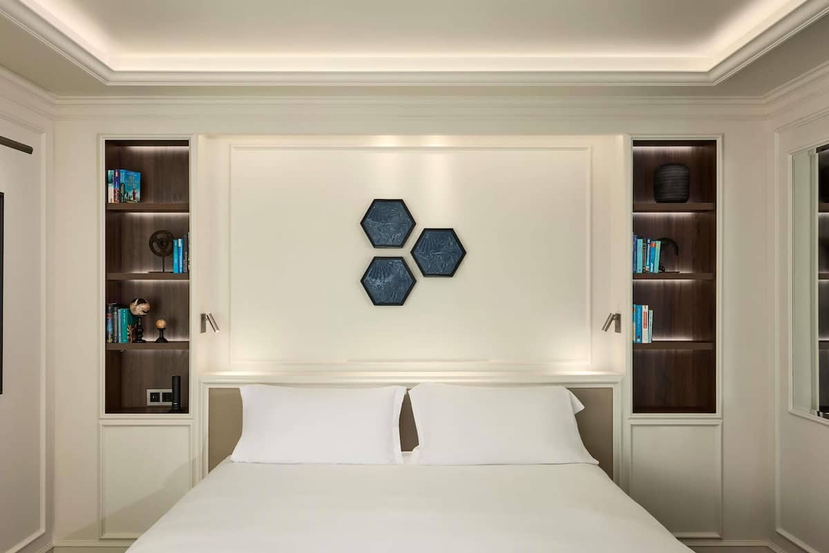 Peralatan tempat tidur hipoalergenik, bar mini, peti besi dalam bilik