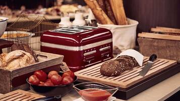 Desayuno buffet todos los días (EUR 32 por persona)