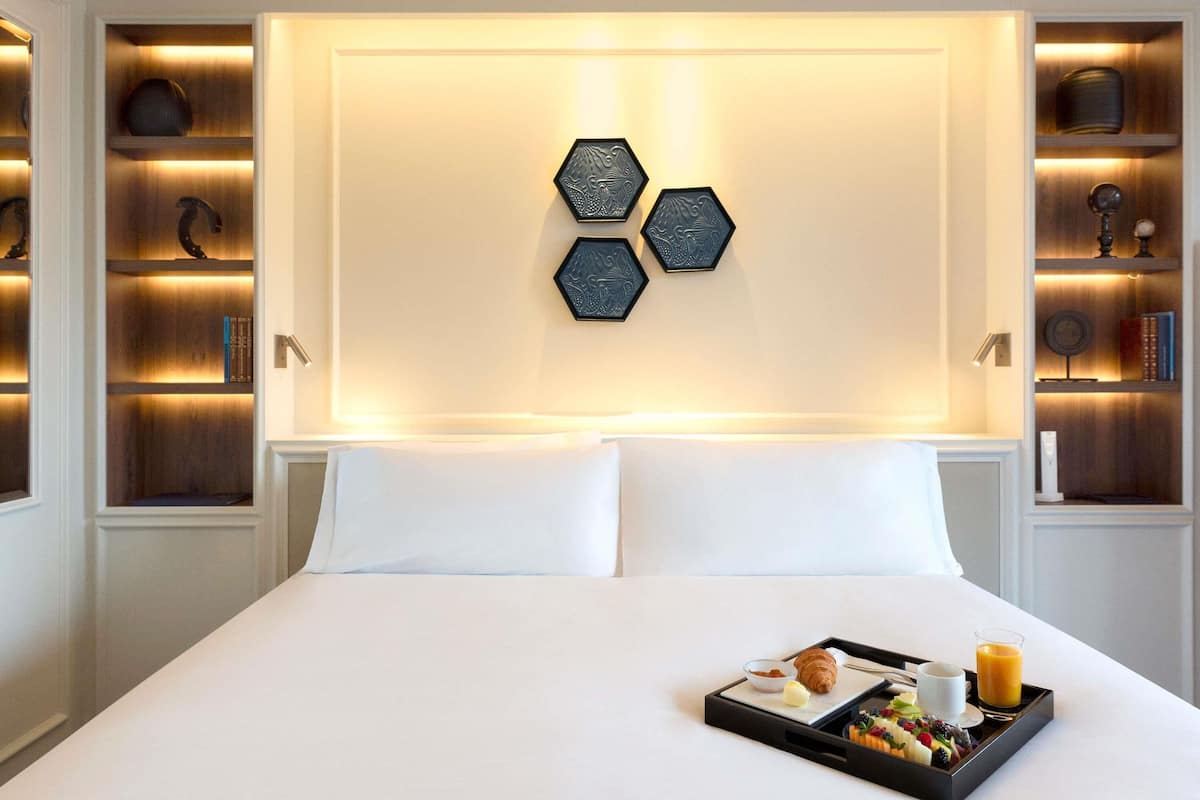 Hypo-allergenic bedding, minibar, in-room safe, soundproofing