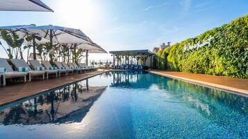 Una piscina al aire libre, tumbonas