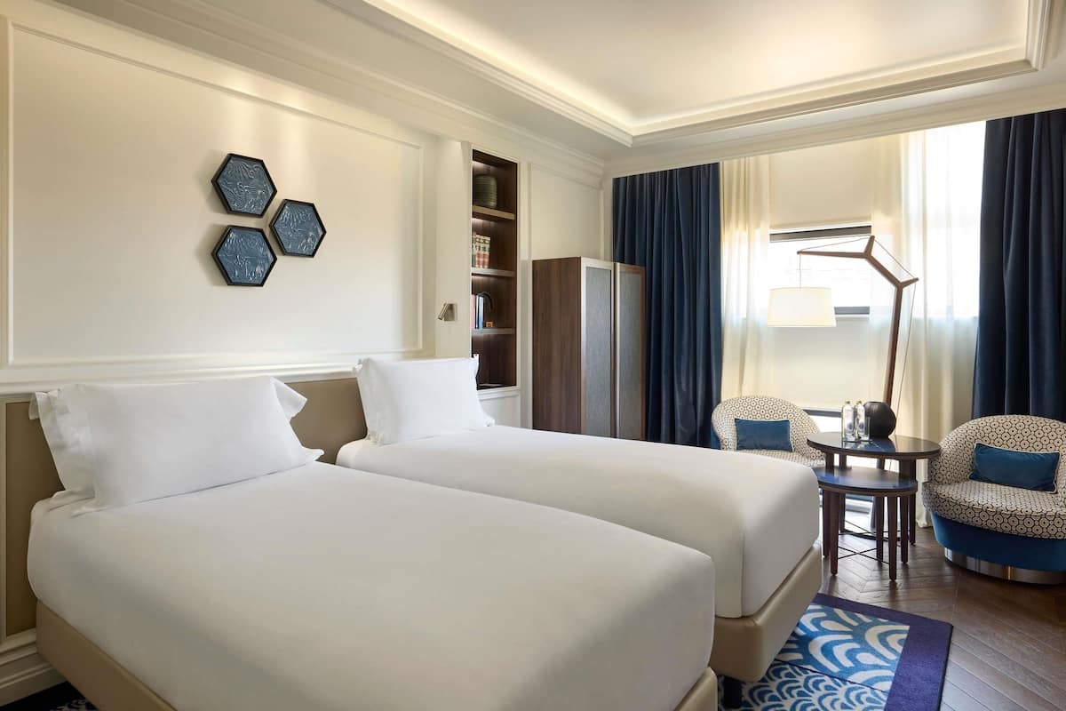 Rom – superior, 2 enkeltsenger, byutsikt | Allergitestet sengetøy, minibar, safe på rommet og lydisolert