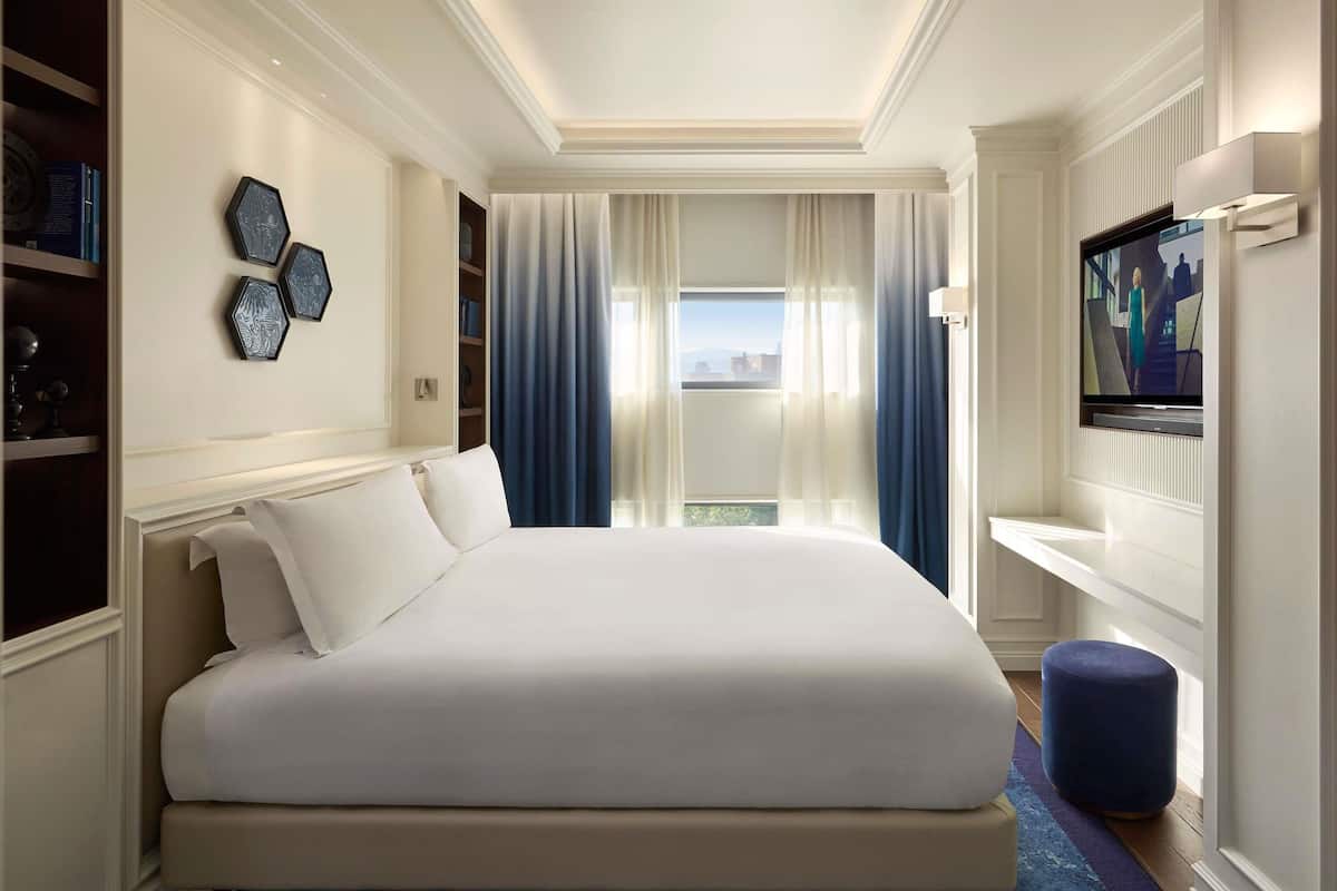 Suite – junior, 1 kingsize-seng (with a Living room) | Allergitestet sengetøy, minibar, safe på rommet og lydisolert