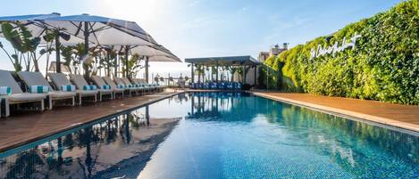 Ulkouima-allas, aurinkotuoleja