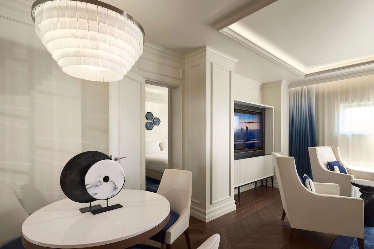 Junior Suite, 1 Katil Raja (King) (with a Living room) | Peralatan tempat tidur hipoalergenik, bar mini, peti besi dalam bilik