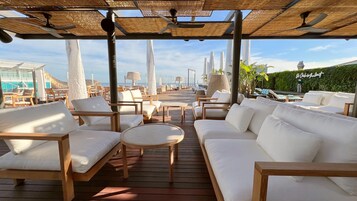 Bar junto a la piscina