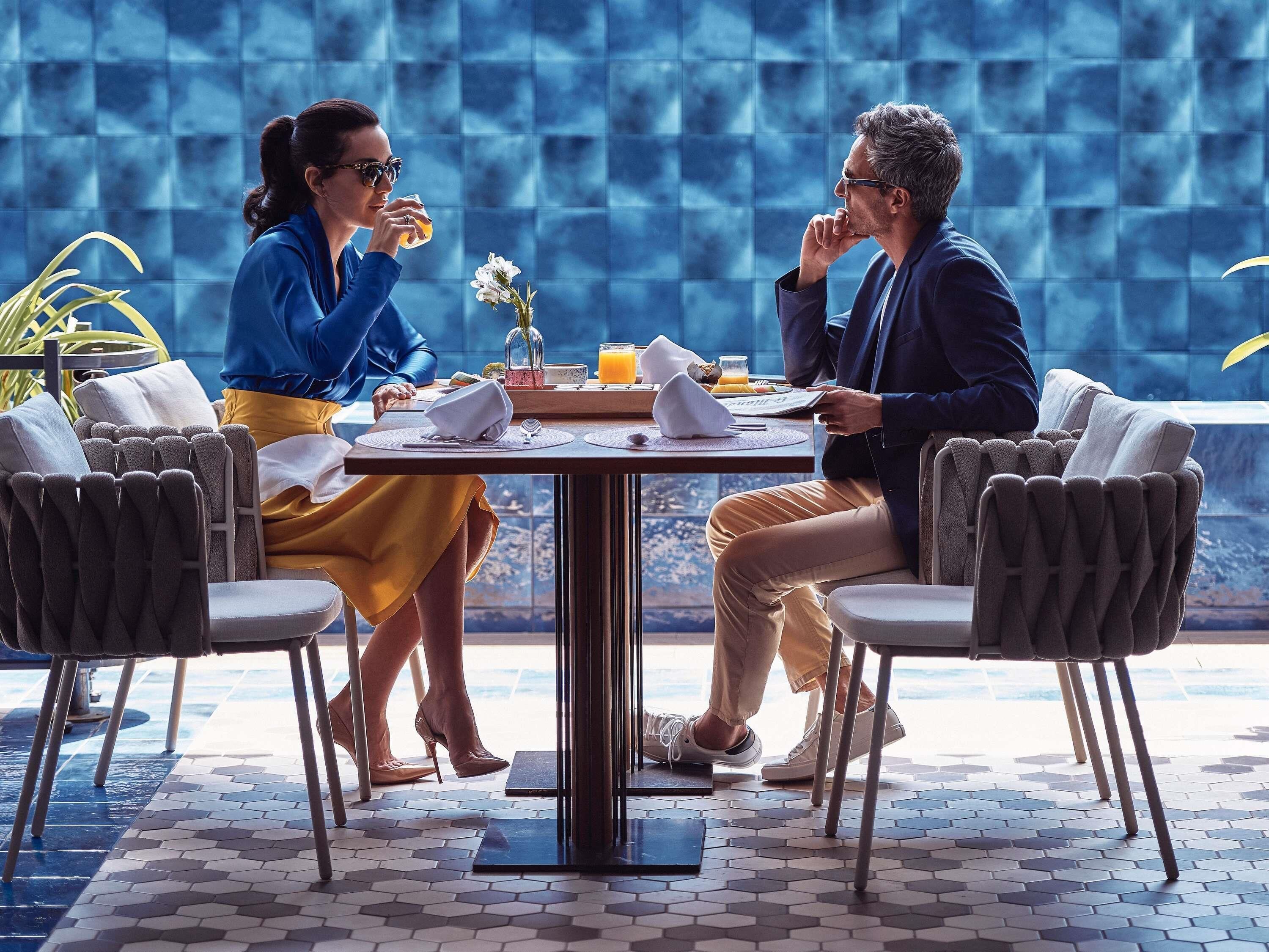 Un comedor con una mesa, sillas y vistas por una ventana.