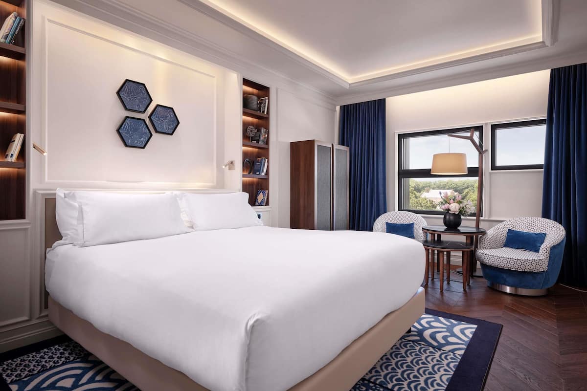 Hypo-allergenic bedding, minibar, in-room safe, soundproofing