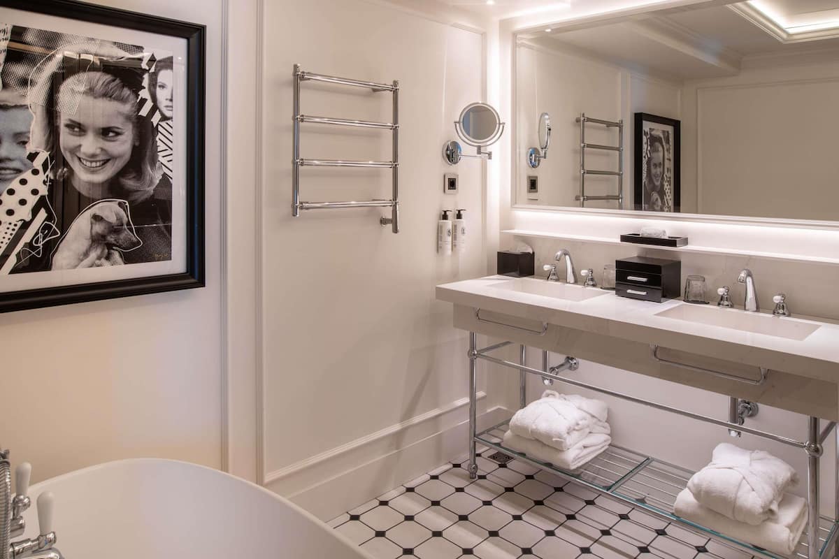 Roba de llit hipoal·lergògena, minibar i caixa forta a l'habitació