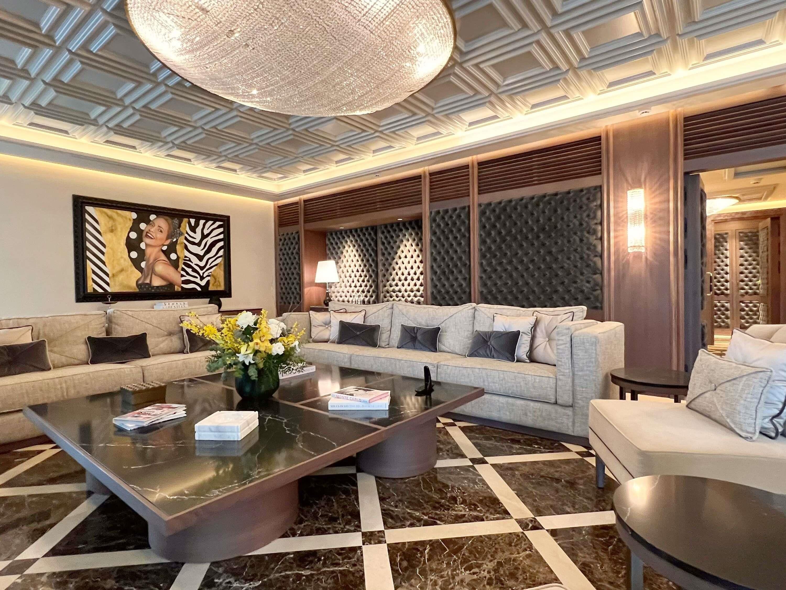 Un salon moderne comprenant un canapé, une table basse et un vase décoratif.