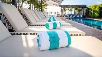 Alberca al aire libre y camastros