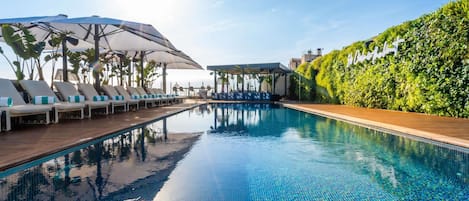 Alberca al aire libre y camastros