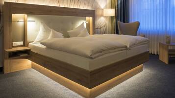Hypo-allergenic bedding, in-room safe, desk, blackout curtains