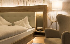 Hypo-allergenic bedding, in-room safe, desk, blackout curtains