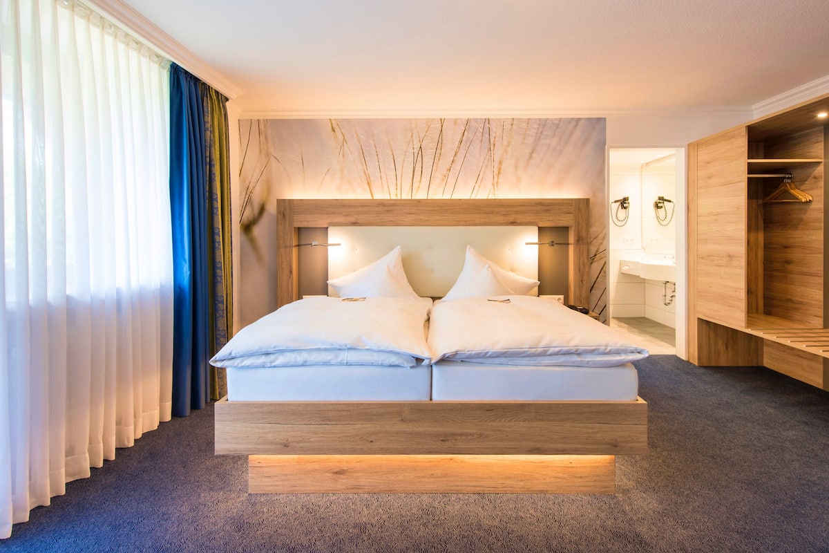 Suite junior, 1 cama matrimonial, balcón | Ropa de cama hipoalergénica y caja de seguridad en la habitación