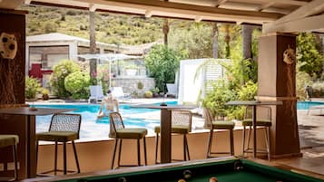 Bar en bord de piscine