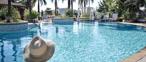 Piscine extérieure en saison, parasols, chaises longues