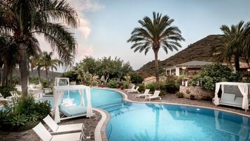 AuĂenpool (je nach Saison geöffnet), Sonnenschirme, LiegestĂŒhle