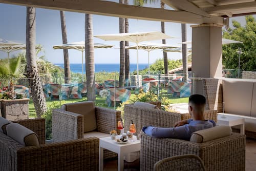 Poolside bar