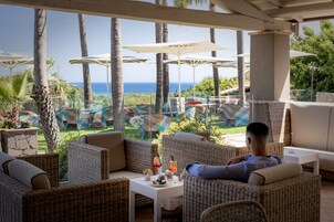 Bar junto a la piscina