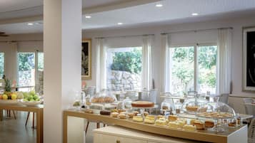 Free daily buffet breakfast
