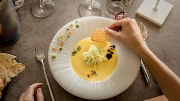 Un plato de comida con tenedor y cuchillo sobre una mesa.