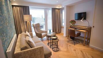 Exclusive Suite | Hypo-allergenic bedding, down comforters, in-room safe, desk