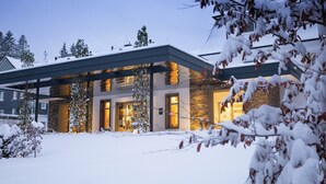 A modern building with a stone facade, large windows, and a covered entrance area. - Hotel Jagdhaus Wiese (Schmallenberg)