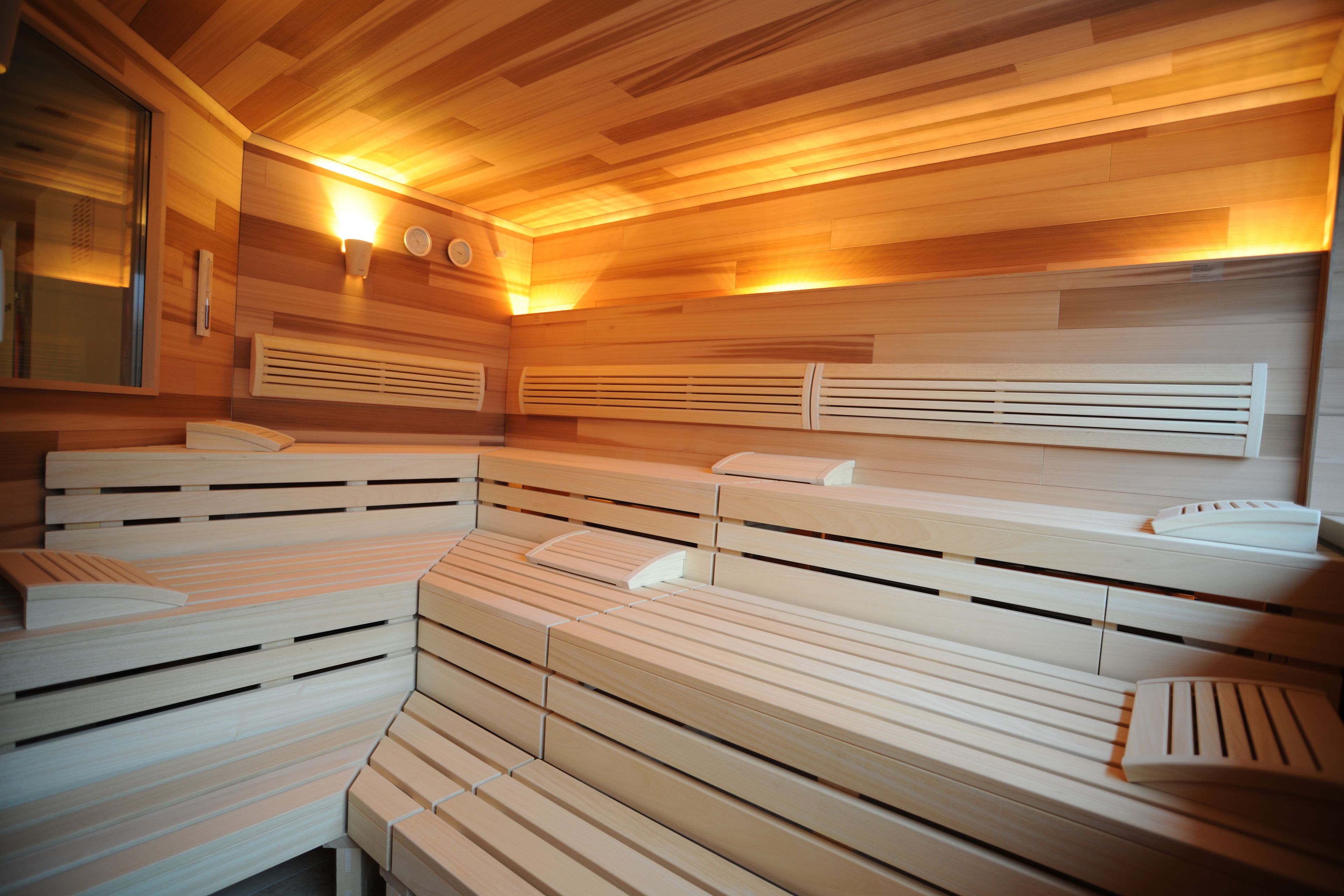 Una sauna con bancos de madera y techo inclinado.