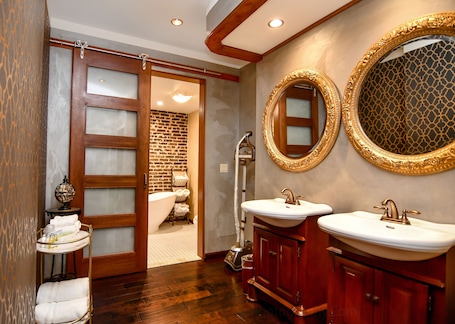 Junior Studio Suite | Bathroom. Brand Plaza Hotel