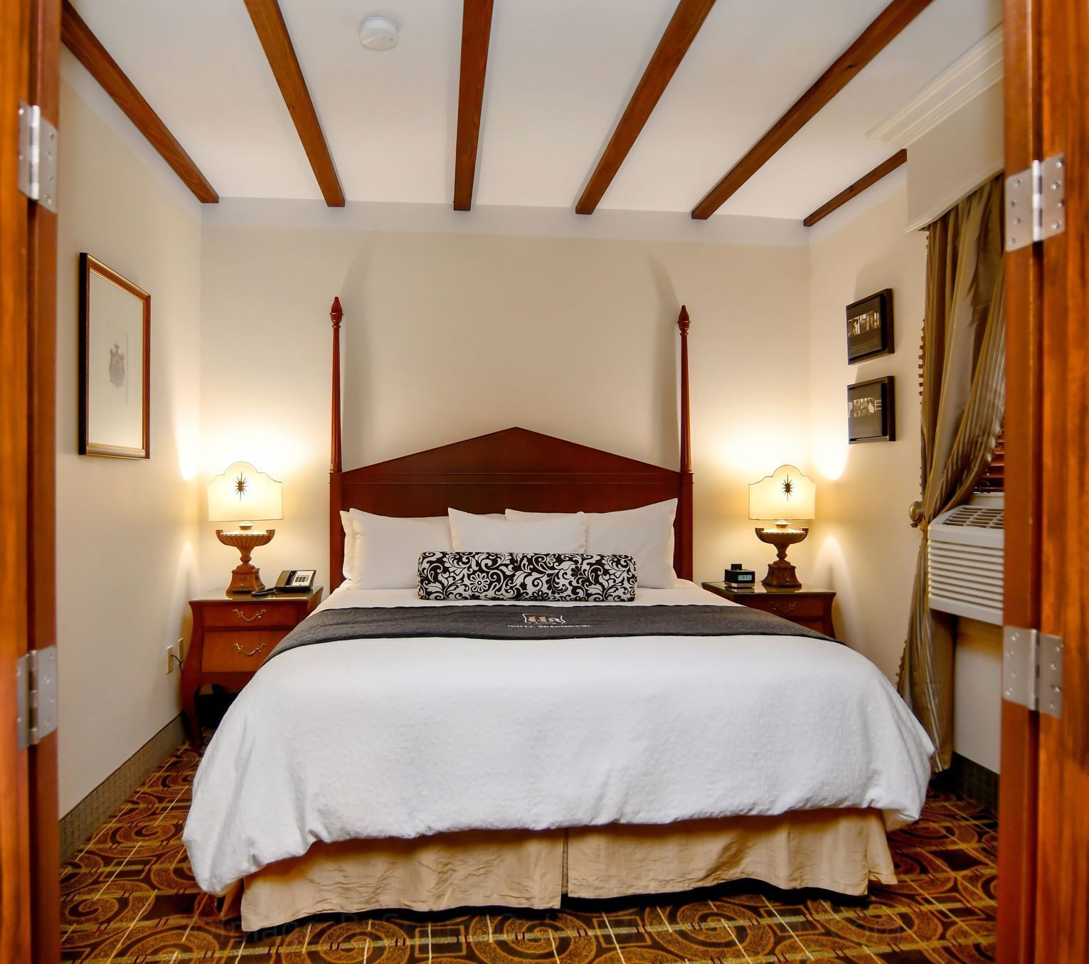 Premium bedding, minibar, desk, iron/ironing board