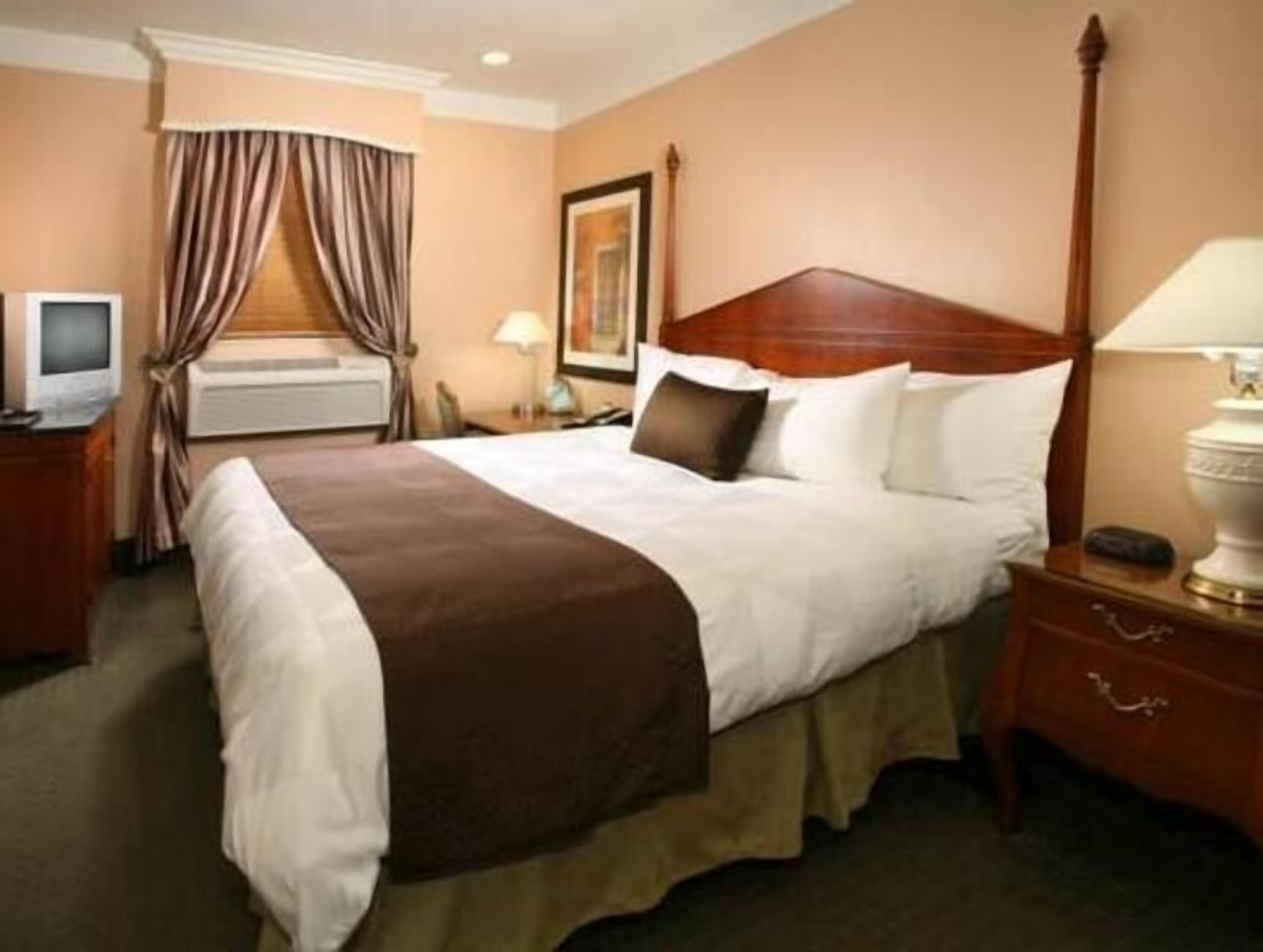 Premium bedding, minibar, desk, iron/ironing board