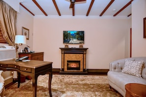 Junior Studio Suite | Premium bedding, minibar, desk, iron/ironing board