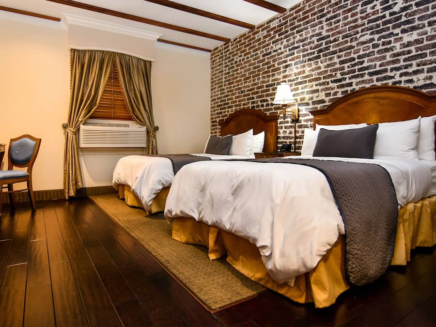Habitación doble Deluxe, 2 camas matrimoniales | Ropa de cama de alta calidad, minibar y escritorio