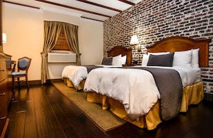 Quarto casal luxo, 2 camas de casal | Roupas de cama premium, frigobar, escrivaninha