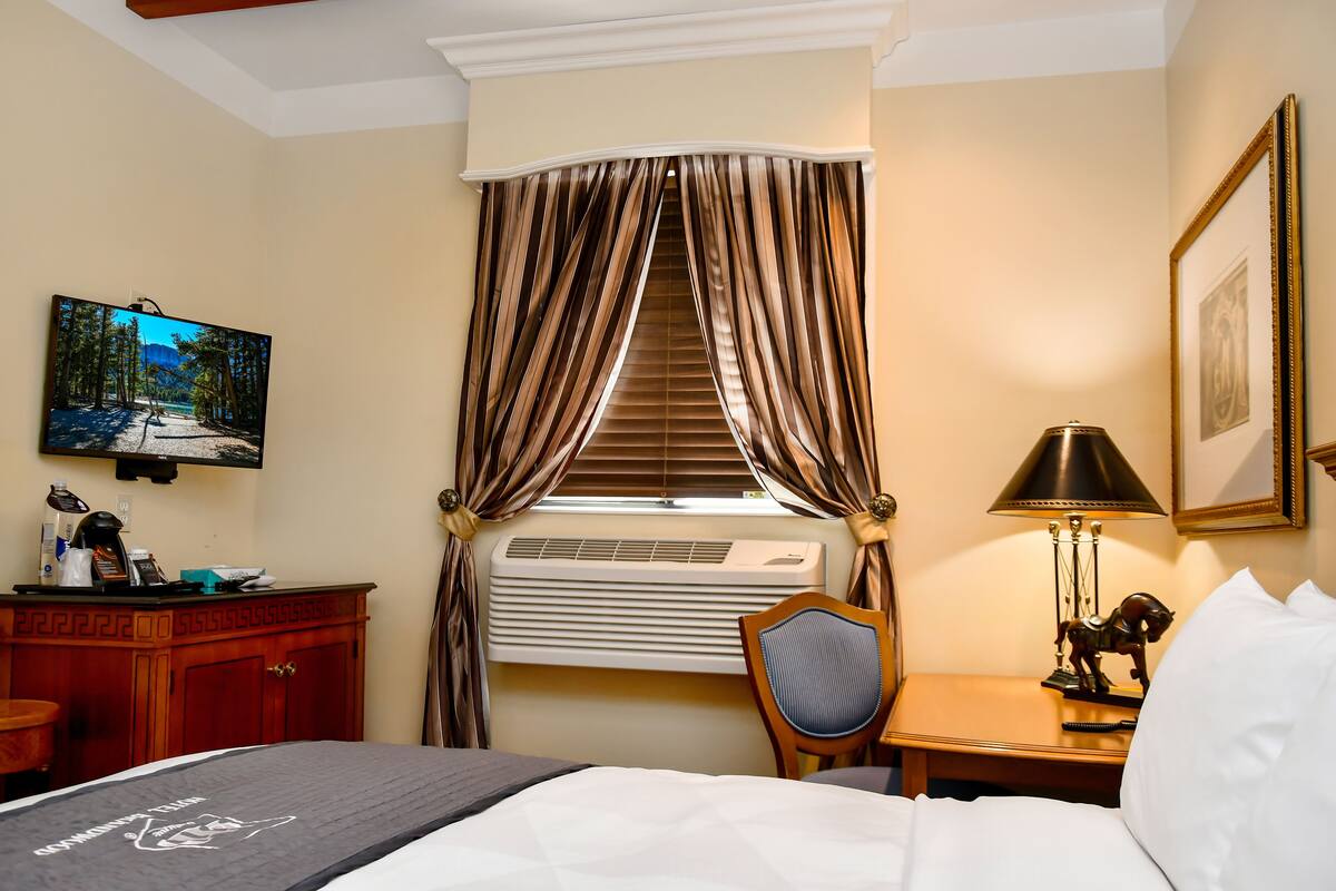 premium bedding, minibar, desk, iron/ironing board