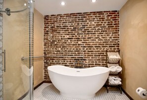 Junior Studio Suite | Bathroom | Free toiletries, hair dryer, bathrobes, towels